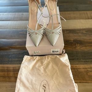 SJP by Sarah Jessica Parker Carrie T strap silver
glitter pumps in diamond 38